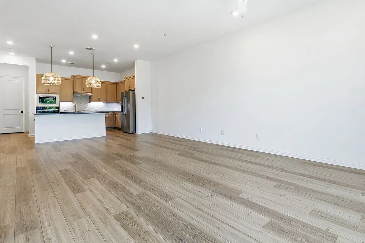 3 bed, 3.0 bath, 2559 sqft, $3,200 — Photo 3