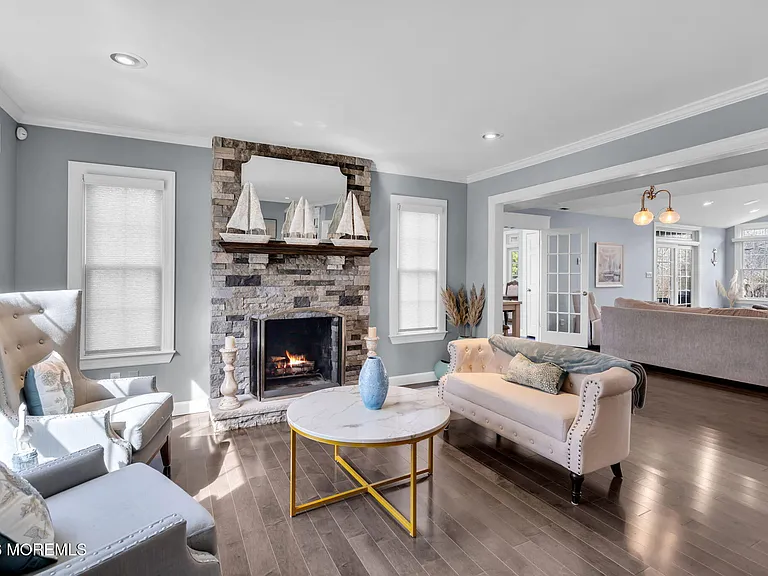 375 Kildare Dr — Photo 5