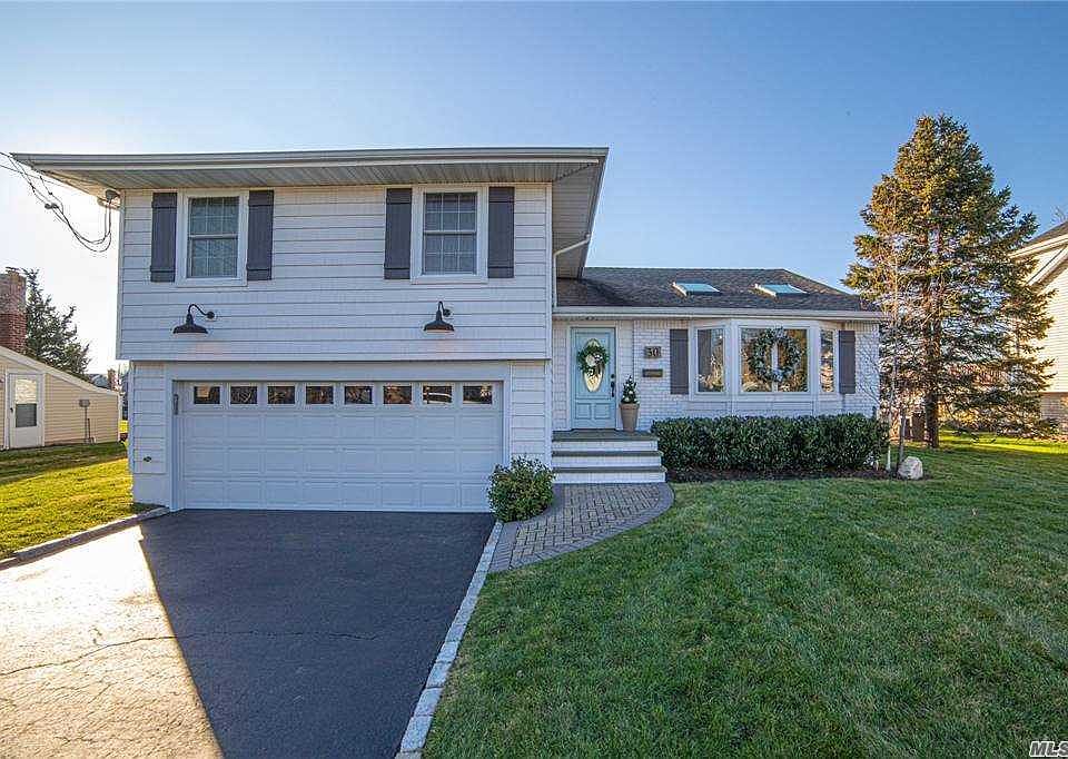 1st image of 30 Secatogue Ln E