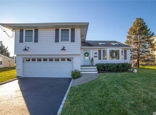 30 Secatogue Ln E, West Islip, NY