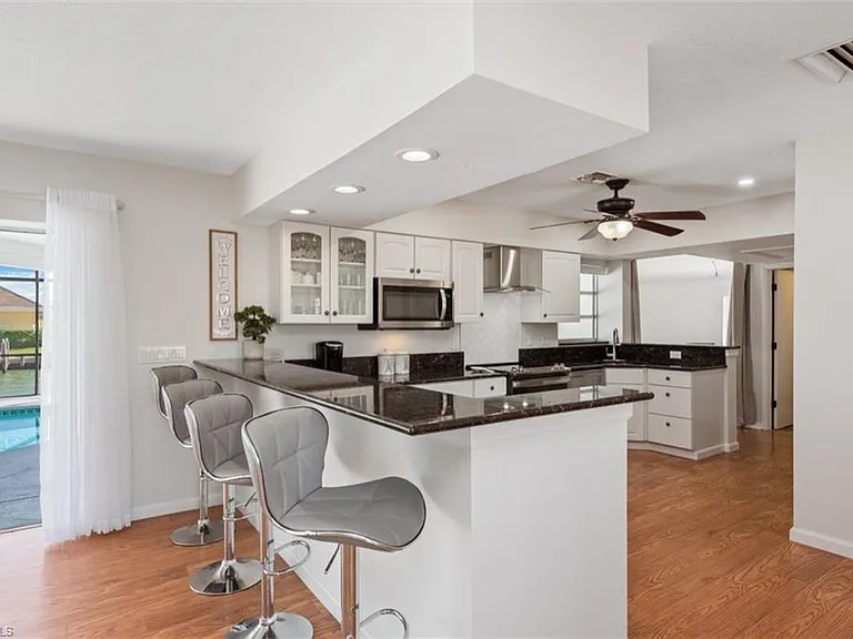 955 Iris Ct — Photo 2
