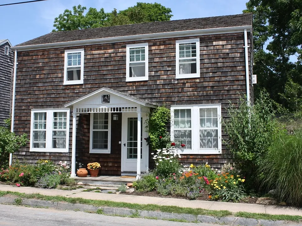 8 Amity St