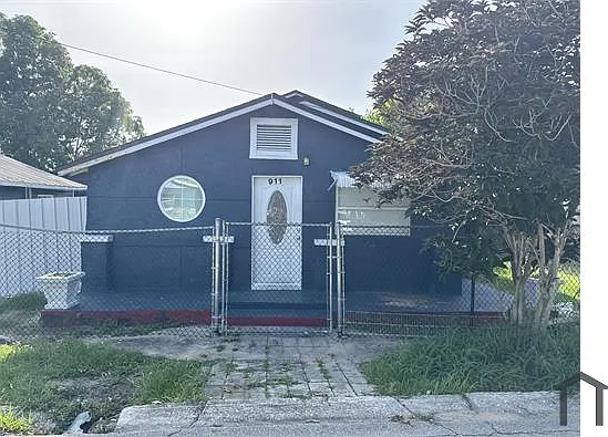 911 S Pineland Ave