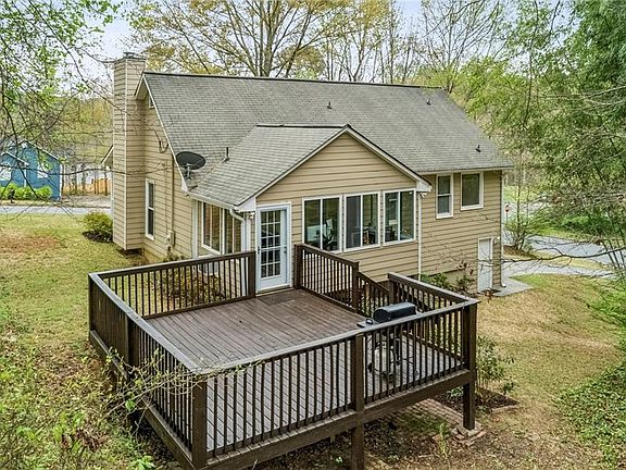 2nd image of 18 W Ridge Dr SE