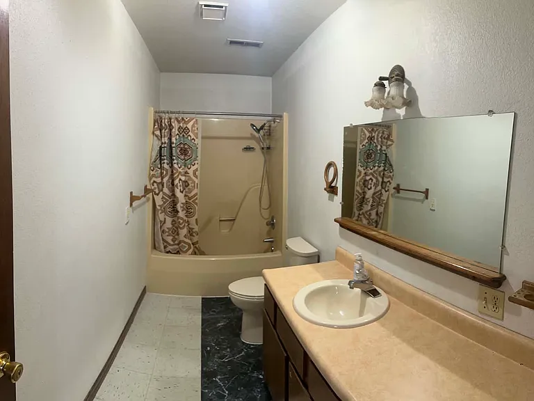 504 W Benton St — Photo 1