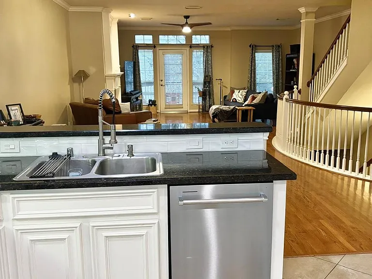 1310 W Webster St — Photo 16
