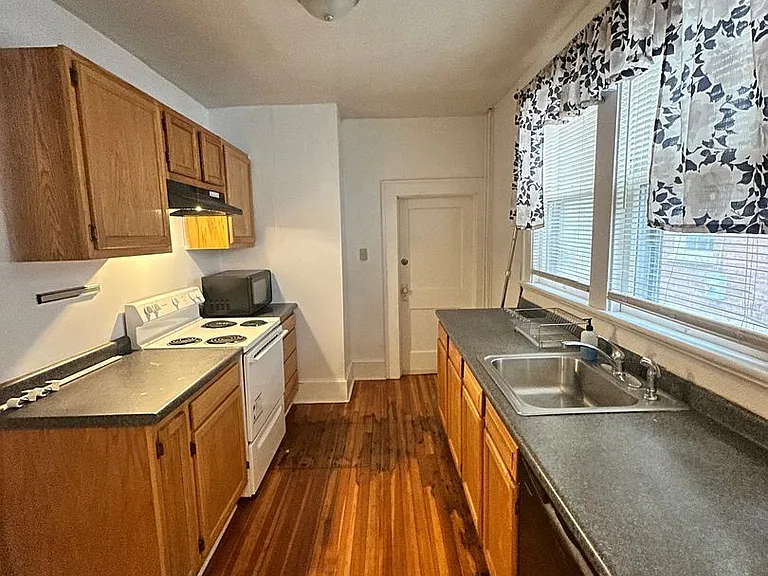 527 Maryland Ave — Photo 6