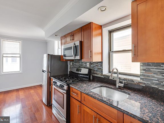 5th image of 2333 Catharine St Floor 2