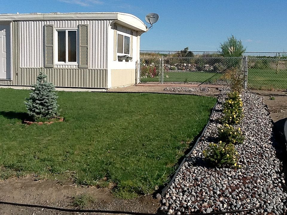 Front yard (SE)