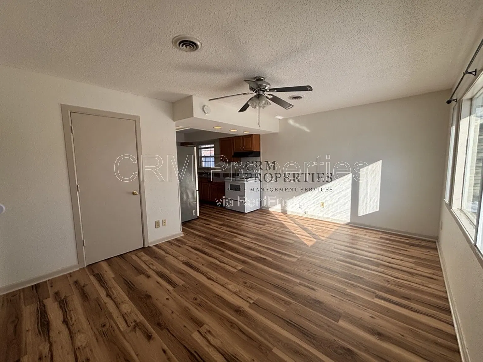 3 bed, 1.0 bath, 864 sqft, $1,000 — Photo 2