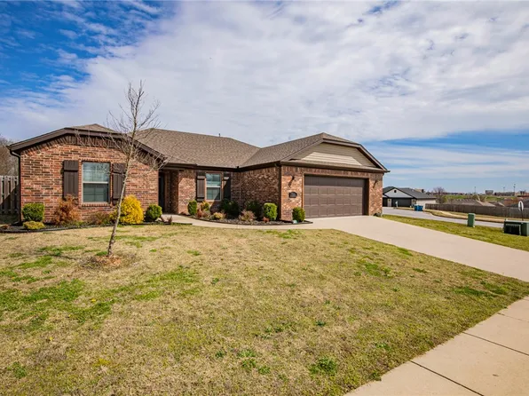 700 Eagle Dr, Gravette, AR 72736