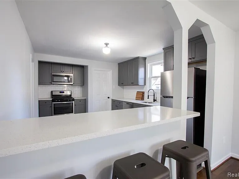 1308 E Milton Ave — Photo 3