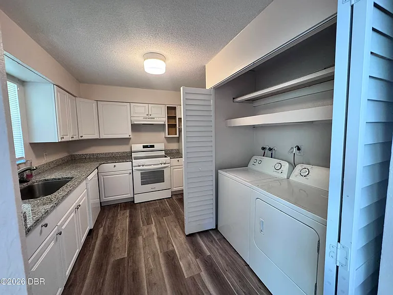 300 Hopkins Ave #B — Photo 3