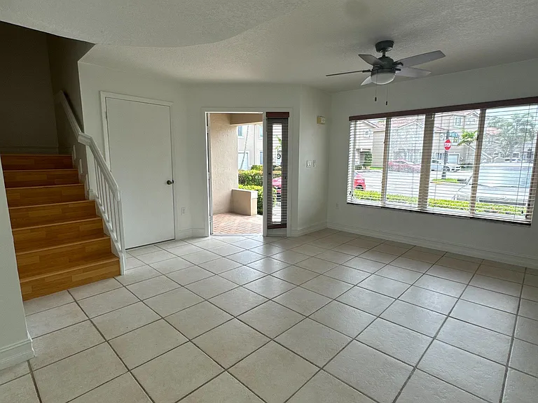 111 Riviera Cir — Photo 8