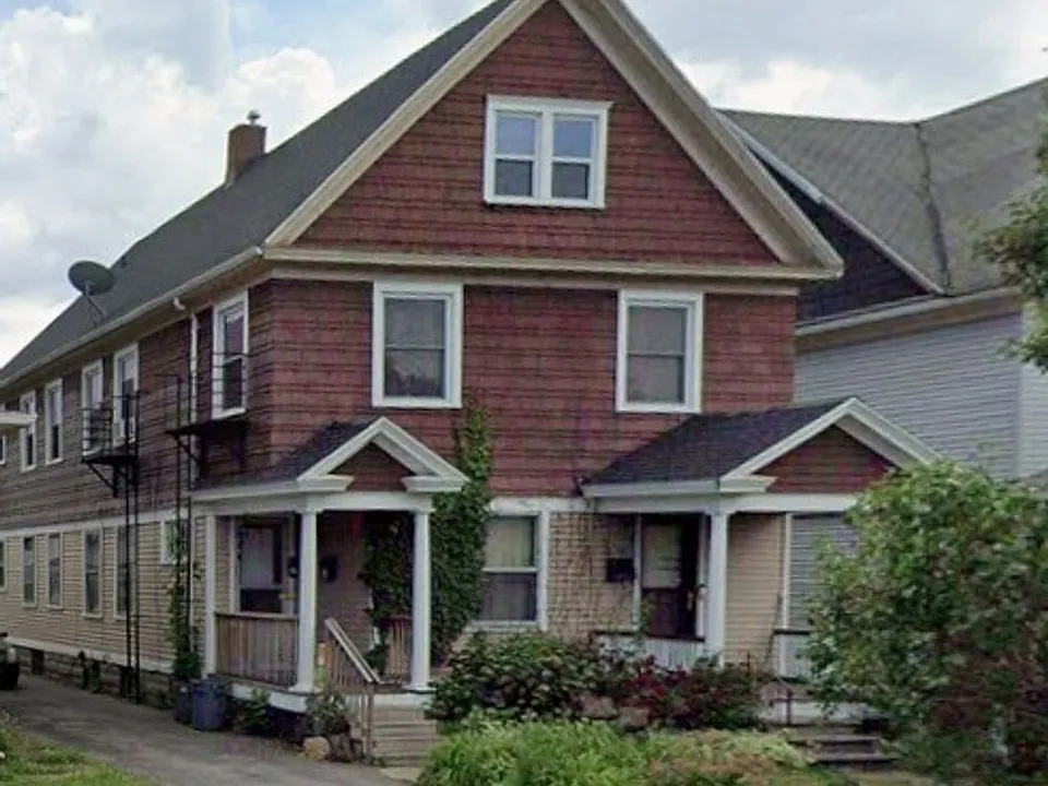 537-537.5 Lyell Ave