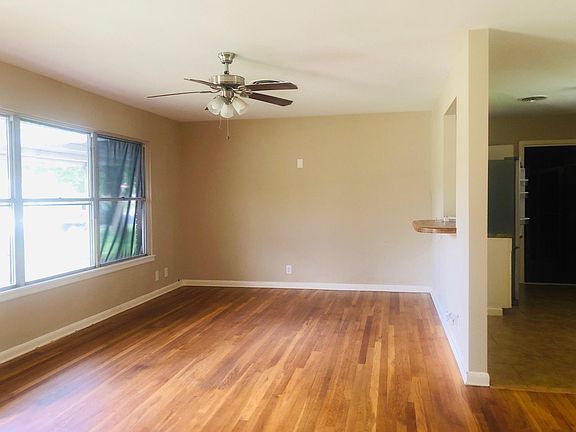 4th image of 215 Middlebury Dr