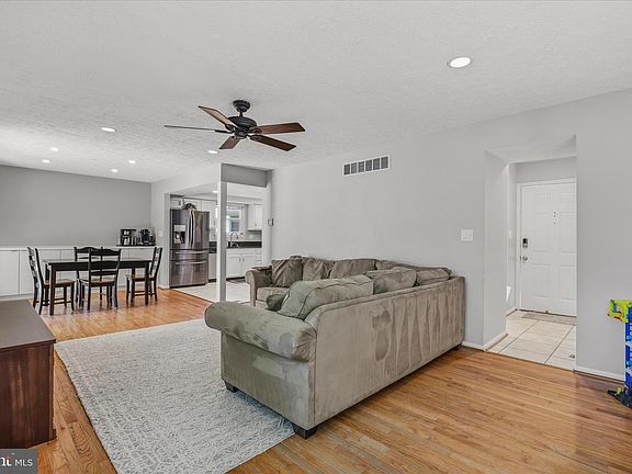 5th image of 944 Aqua Ct