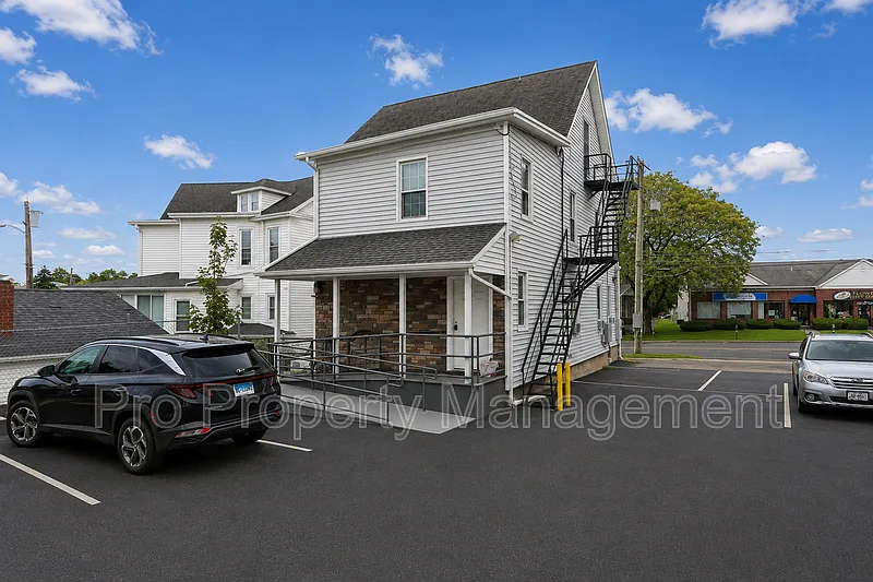 3 bed, 2.0 bath, 2389 sqft, $2,695 — Photo 3