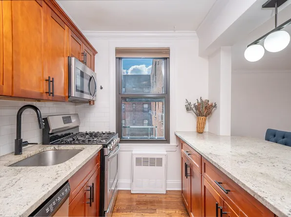 269 Bennett Avenue image 5 of 12