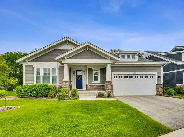 2811 Parkside Cir, Glenview, IL 60026