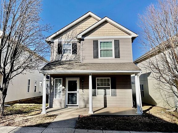 2nd image of 406 NE Coldwater Creek Dr