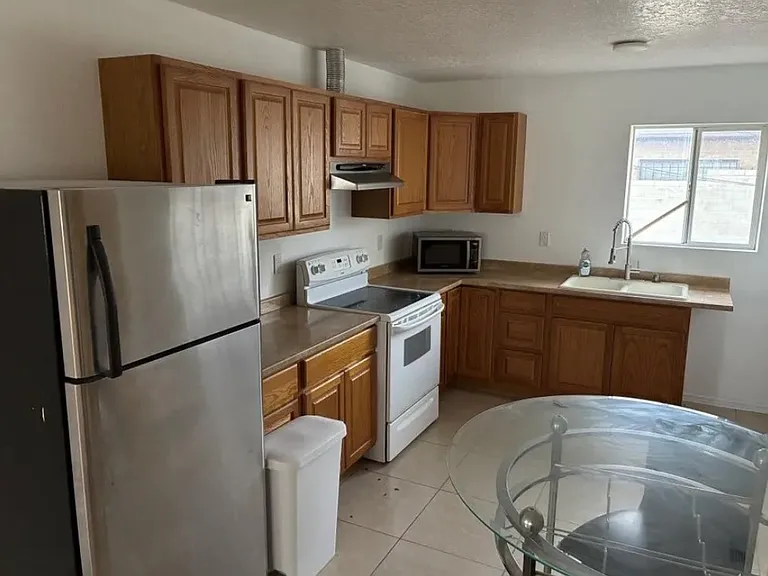 2733 Palomas Dr NE — Photo 6