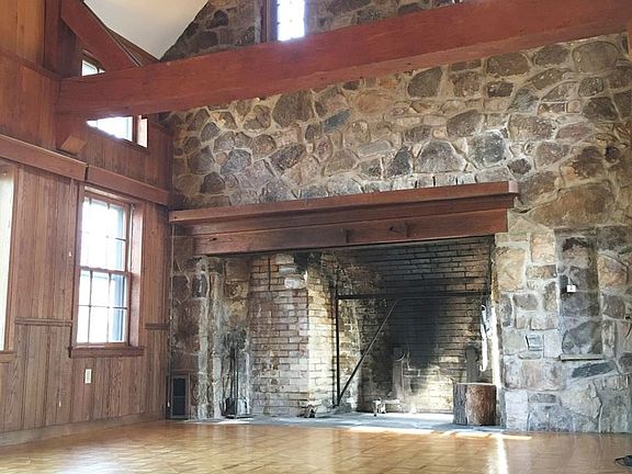 3rd image of 303 Broady Ln