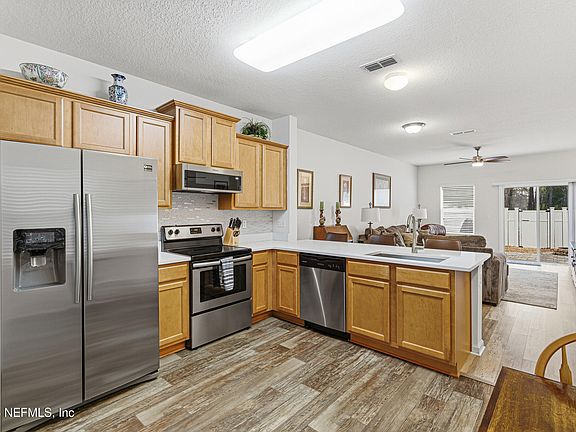 5th image of 209 WHITLAND Way