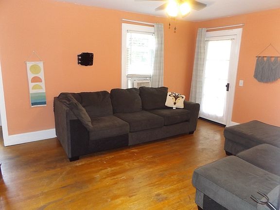3rd image of 871 S Main St