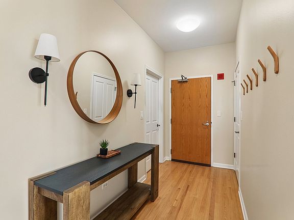 4th image of 1717 S Prairie Ave APT 1010