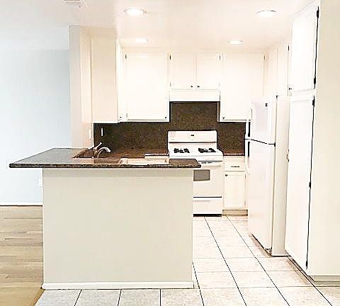 4th image of 18427 Vincennes St Unit 33