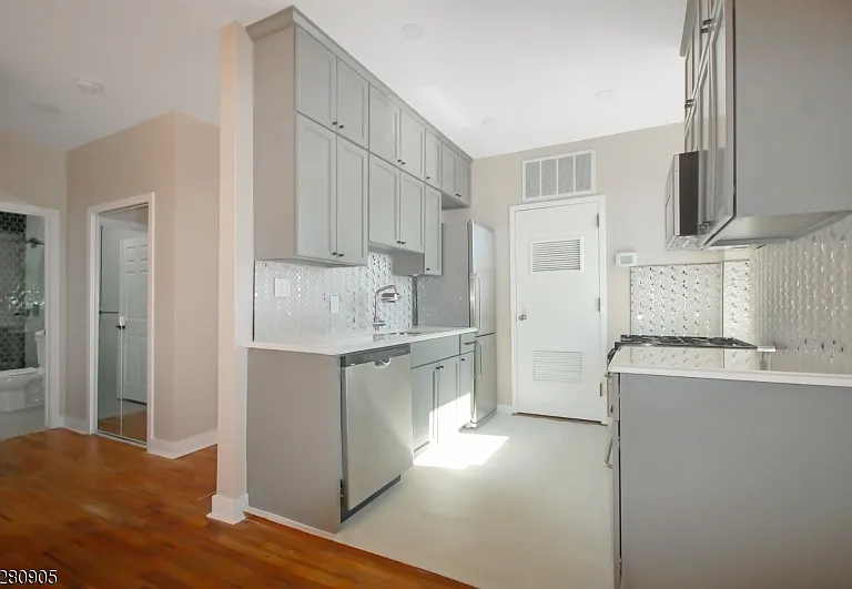 54-60 McWhorter St #307 — Photo 6