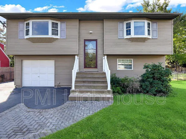 164 W 19th St, Huntington Station, NY 11746
