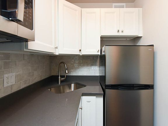 2nd image of 640 W Wrightwood Ave APT 406