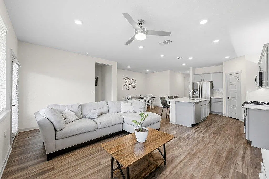4 bed, 2.0 bath, 1726 sqft, $2,400 — Photo 3