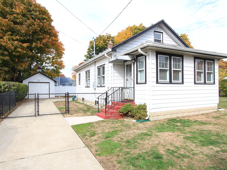 1st image of 55 Copiague Pl