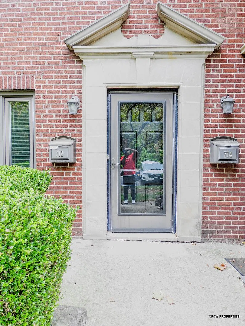 Beautiful 2BR condo located in Clintonville with hardwood floors, W/D hookups &unfinished basement. — Photo 1