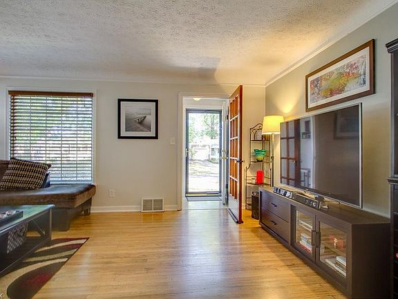 4th image of 16405 Woodbury Ave