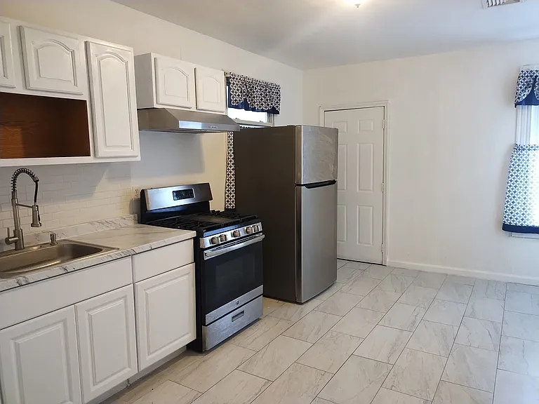 103 E 17th St #2 — Photo 9