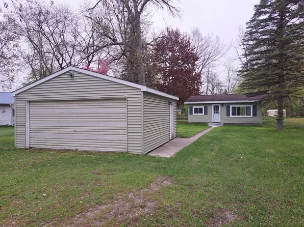 1300 Lakeview Dr, Clare, MI 48617