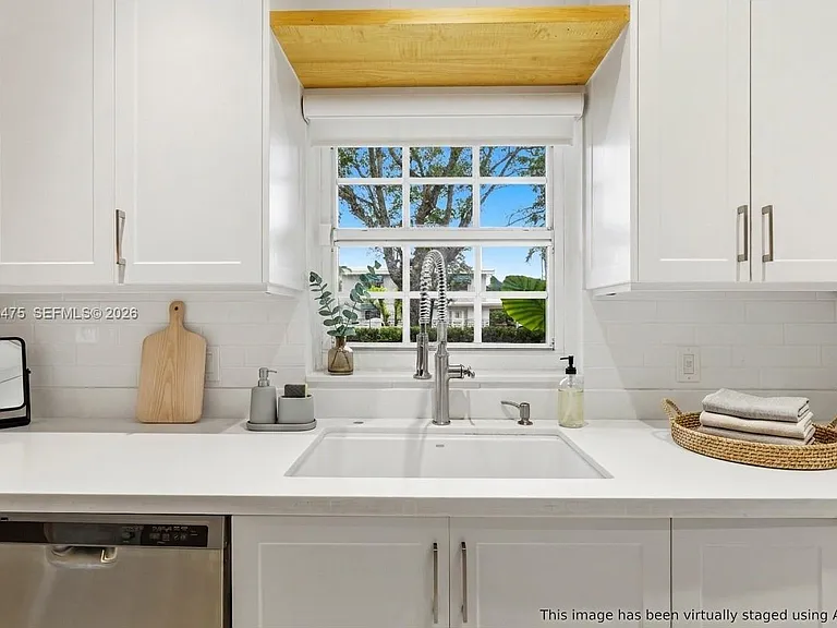 1551 Delgado Ave — Photo 4