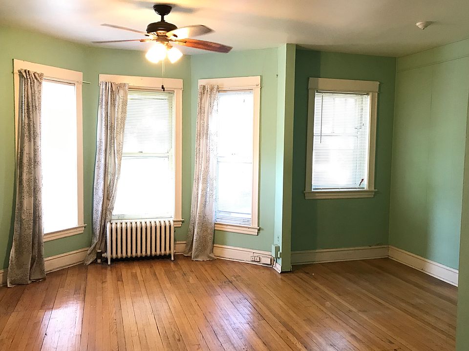 2nd image of 867 W Roscoe St APT 103
