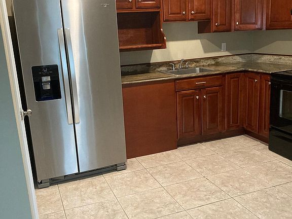 3rd image of 928 W Krueger Ln