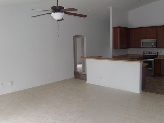 3rd image of 611 SW Sardinia Ave
