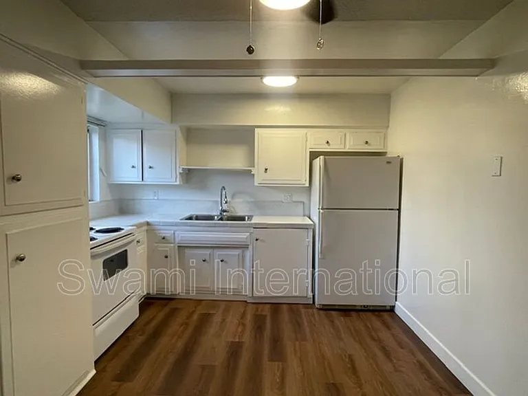 633 E 97th St #1 — Photo 7