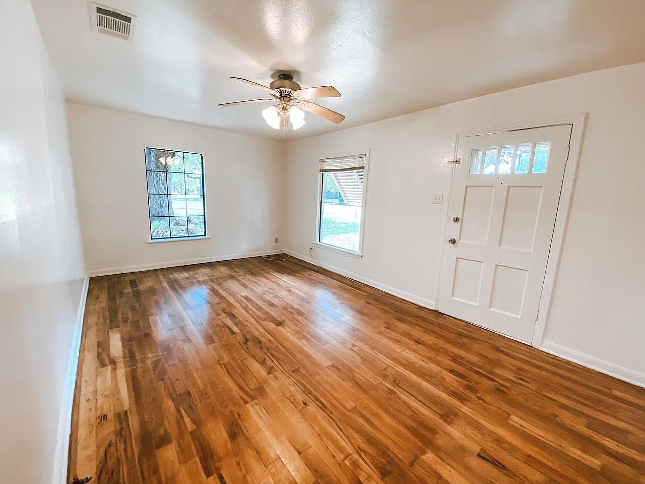 2 bed, 744 sqft, $1,350 — Photo 3