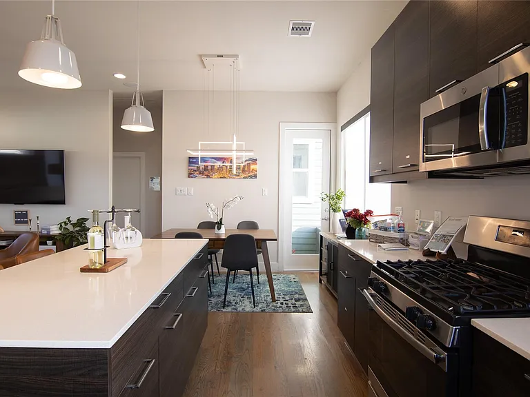 2306 Wipprecht St — Photo 16