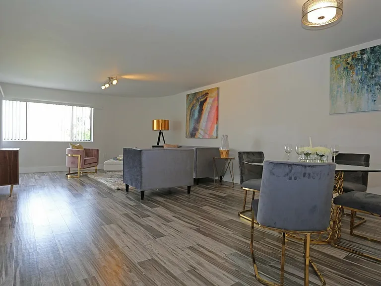 Lakeshore Club — Photo 6