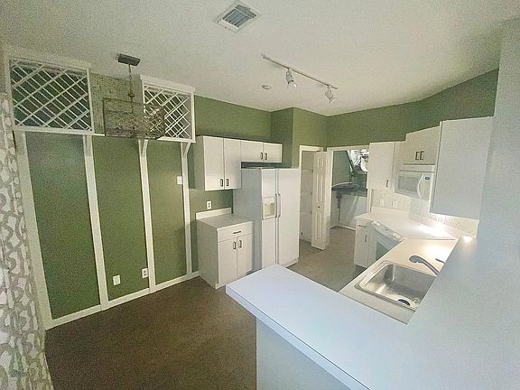 5th image of 11 Devon Commons Ln