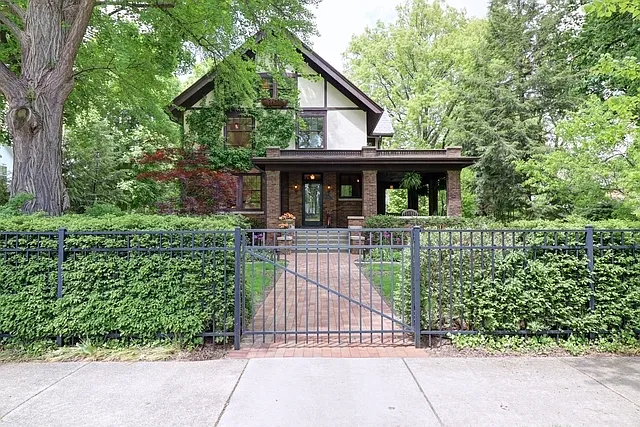 1012 W University Ave photo 1